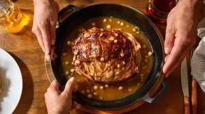 Ce rôti de porc cuit dans le lait est si fondant qu’il se coupe à la cuillère